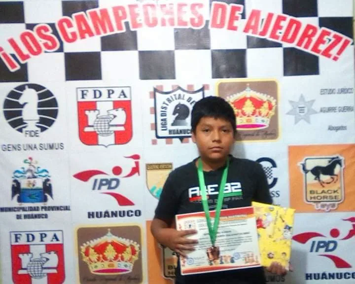 Alumno campeón de la academia con medalla y certificado en un torneo oficial de ajedrez en Huánuco